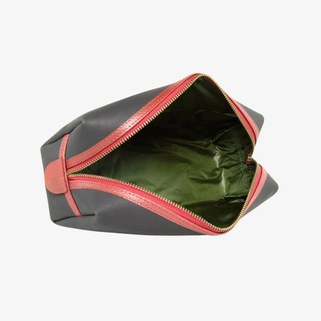 Washbag Medium - Black with Red Trim